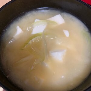玉ねぎたっぷり豆腐の味噌汁